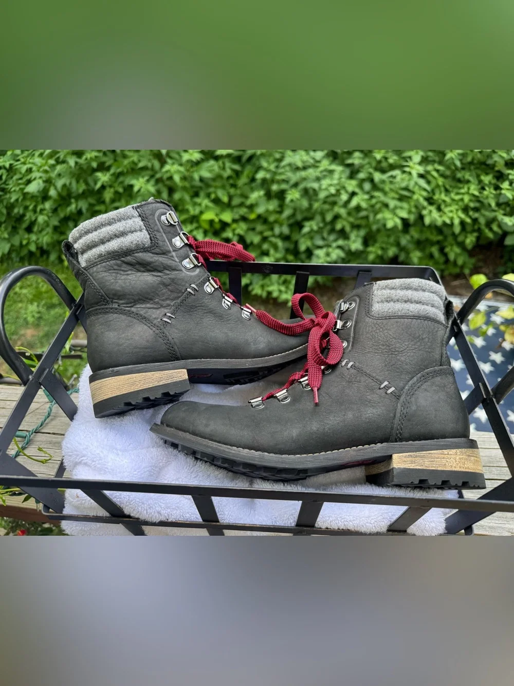 Kodiak Women's Surrey ll Waterproof Hiker Boots Black Leather Red Laces 6.5
